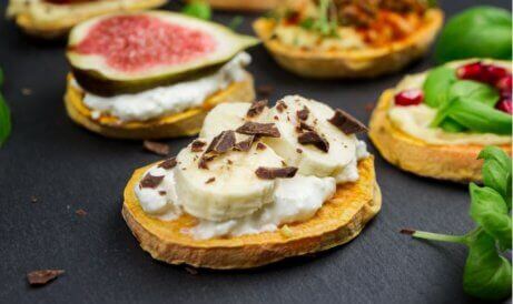 tost ze słodkich ziemniaków na pożywne śniadanie
