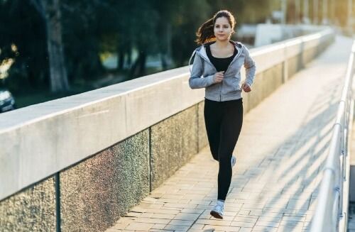 Biegnąca dziewczyna