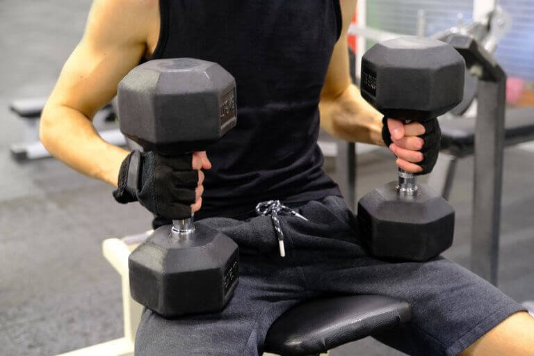 Błędy podczas ćwiczeń z hantlami