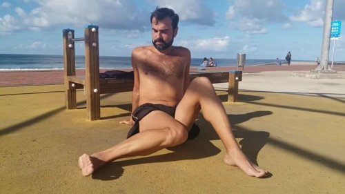 mężczyzna robi ćwiczenia na otwieranie bioder