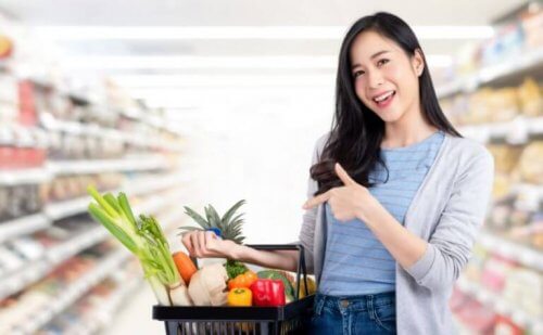 Kobieta w supermarkecie