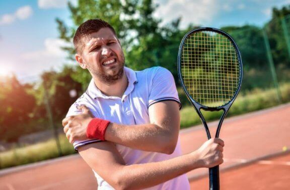 tenisista odczuwa ból