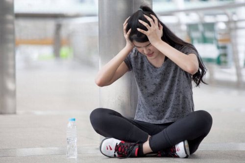 dziewczyna ma ból głowy i może wstrząs mózgu