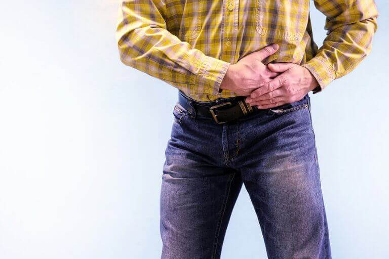 Mężczyzna z bólem trzustki