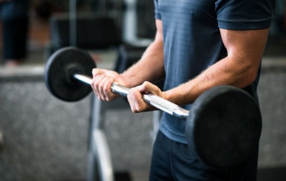 Bicep curl ze sztangą