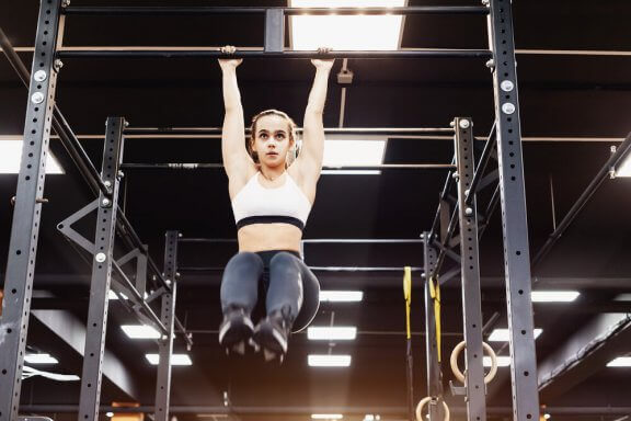 Unoszenie nóg w zwisie