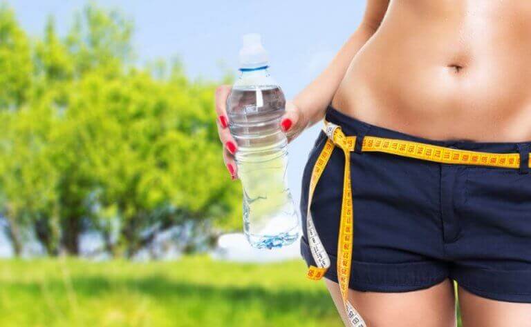 kobieta z centymeterm na biodrach - metabolizm