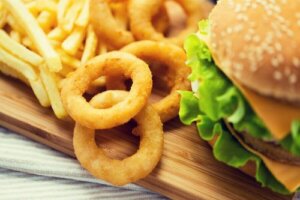 Fast foody po treningu - jak wpływają na organizm?