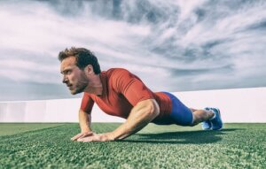 Ćwiczenia na triceps, które warto włączyć do treningu