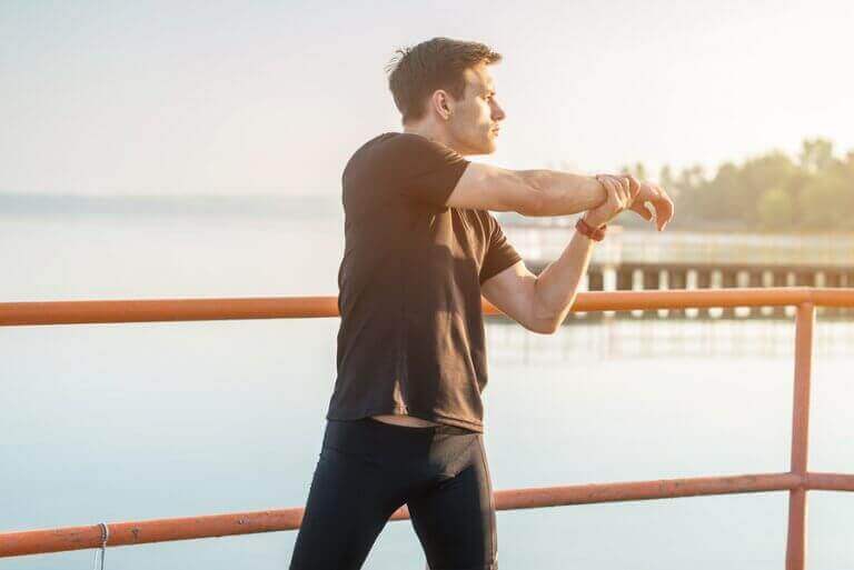 Mężczyzna rozciągający ramiona - najczęściej występujące kontuzje