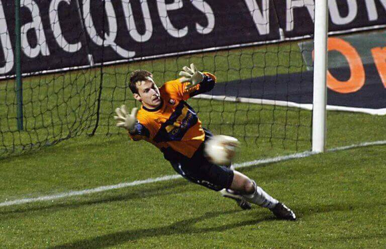 Petr Cech łapiący piłkę