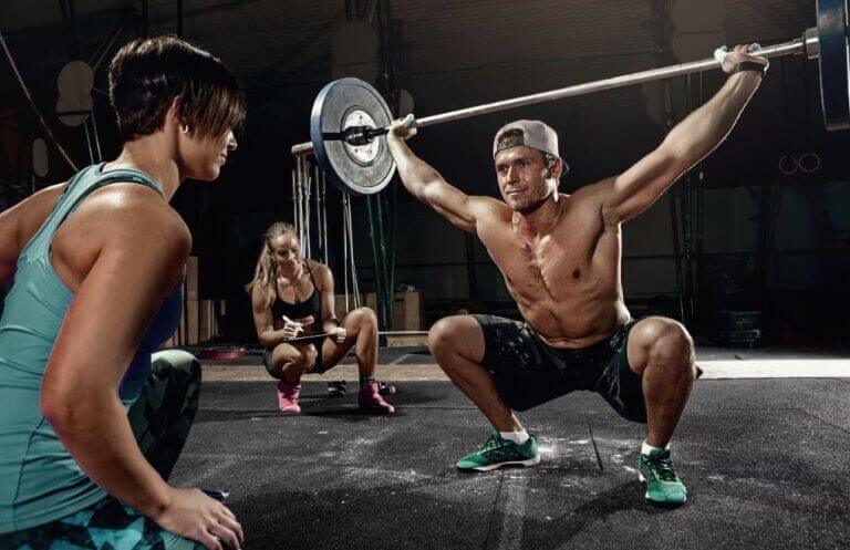 mężczyzna robi power snatch - ćwiczenia crossfit