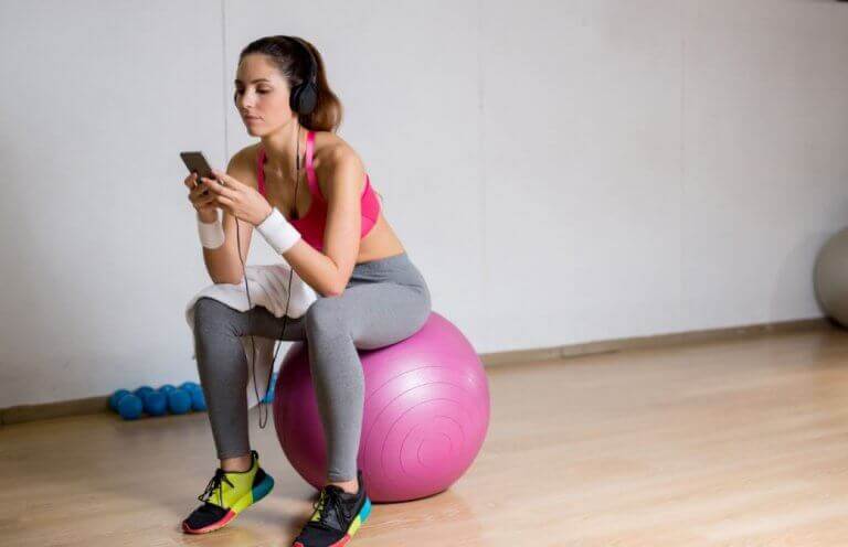 Kobieta na piłce - odpoczynek między seriami