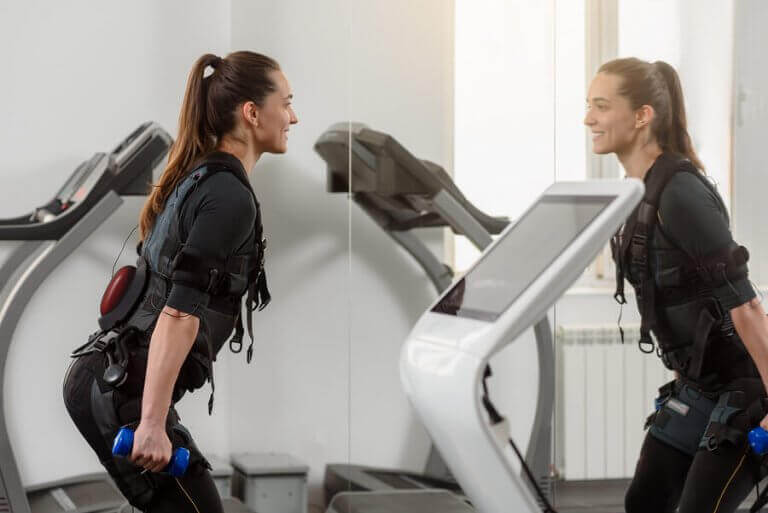 Kobieta podczas treningu z elektrostymulacją