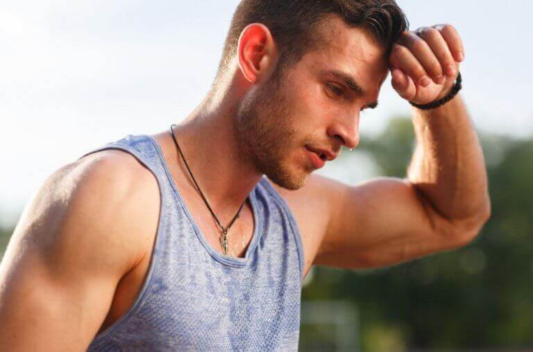 Zmęczony i spocony mężczyzna