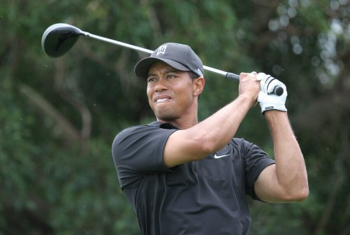 Tiger woods uderza piłkę