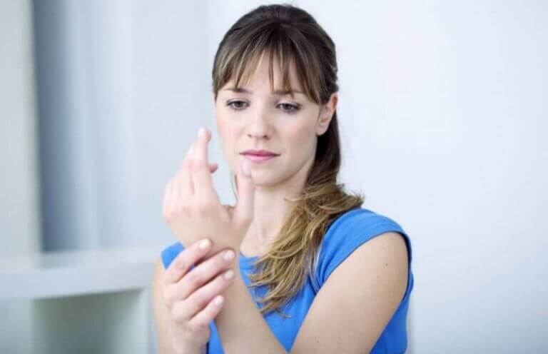 Kobieta trzymająca się za nadgarstek - urazy podczas kajakowania