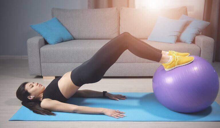 Kobieta wykonująca ćwiczenia z piką gimnastyczną