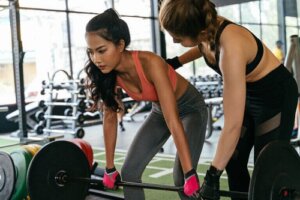 Rumuński martwy ciąg czy tradycyjny: co wybrać?