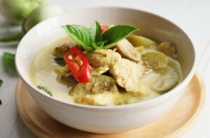 Wegetariańskie curry z bakłażana, szpinaku i pomidorów