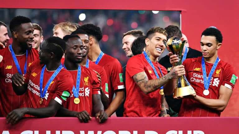 Zwycięska drużyna trzymająca puchar