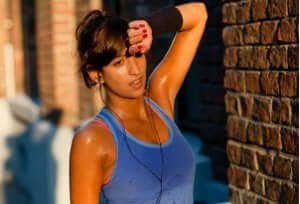 Biegaczka wycierająca czoło