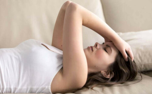 kobieta leżąca na łóżku zdrowie psychiczne