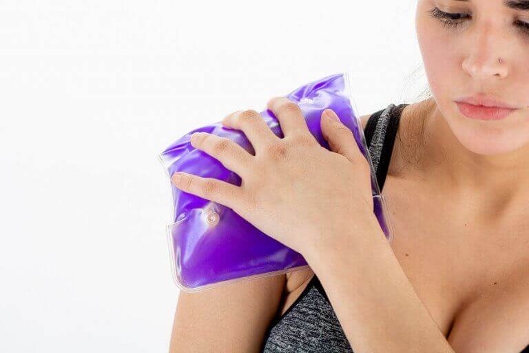 Kobieta przykładająca kompres