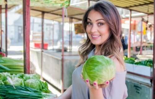 Kobieta trzymająca kapustę