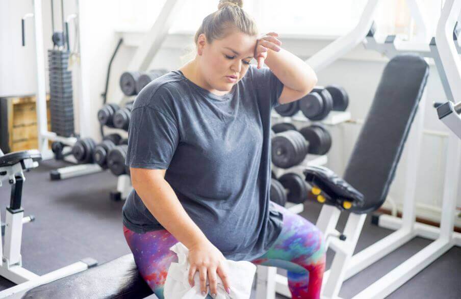 Otyła kobieta na siłowni