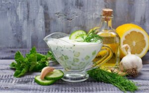 Sos z jogurtu greckiego: uniwersalny przepis