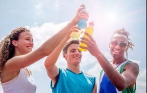 sportowcy pijący elektrolity