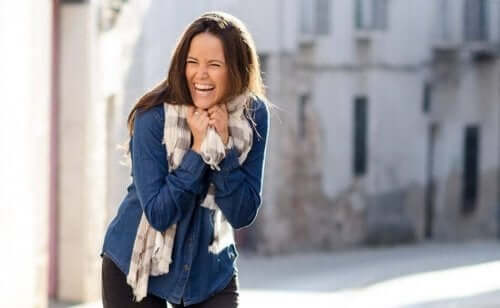 śmiejąca się kobieta