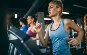 odżywianie a siłownia, kobieta ćwiczy na siłowni