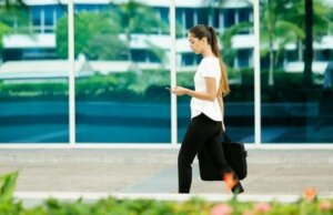 Chodzenie na piechotę do pracy i jego zalety