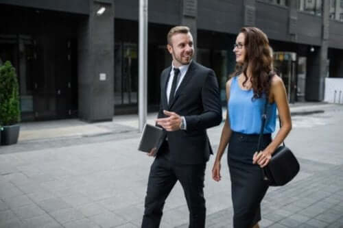 Idący biznesman i bizneswoman