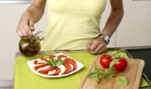 Sałatka Caprese: przepisy na różne odmiany włoskiej sałatki