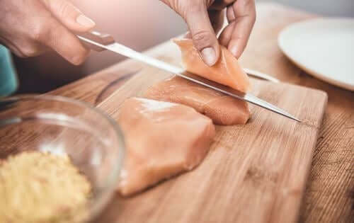 Krojenie piersi z kurczaka