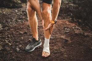 mężczyzna z bólem nogi