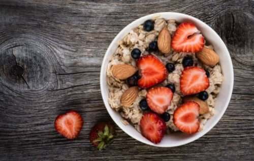 Owsianka z truskawkami i migdałami - pełne ziarna zbóż