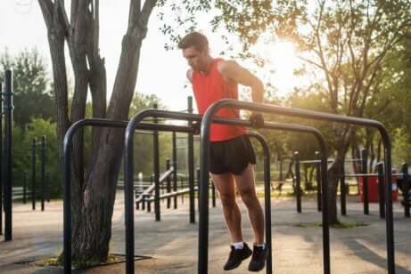 Pompki na poręczach - Poręcze można znaleźć na stanowiskach do ćwiczeń w przestrzeni publicznej, a także na siłowniach.