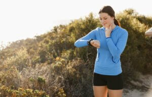 30 minut ćwiczeń dziennie, Kobieta na spacerze w górach