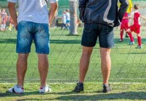 rodzice oglądający mecz