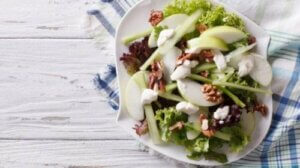Sałatka Waldorf- poznaj jej pyszne i zdrowe odmiany