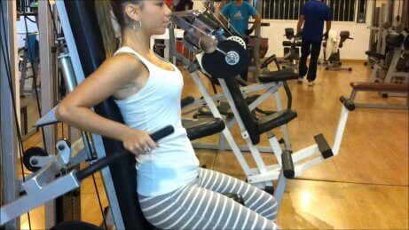 Dipy na triceps można również wykonać maszyną.