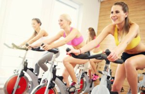 spinning, kobiety na sesji treningowej
