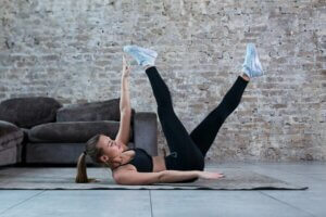 Dead bug z wyprostowanymi nogami.Trening funkcjonalny