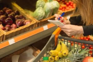 Kobieta z listą na zakupach