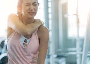 Kobieta ból barku a regeneracja mięśnia po kontuzji