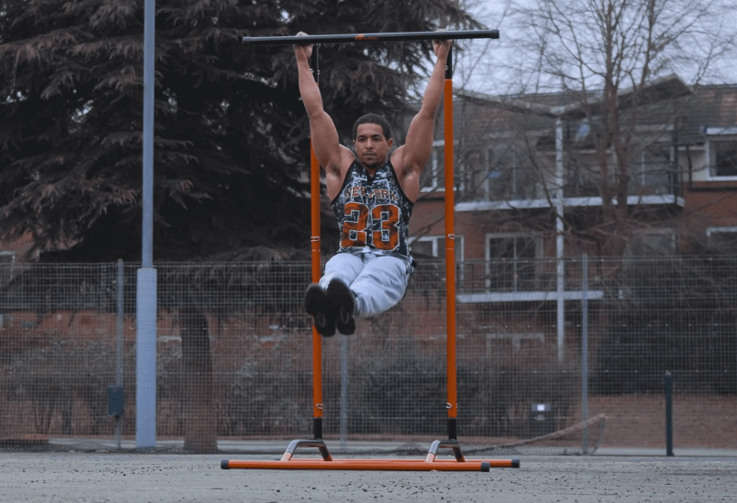 Mężczyzna na drążku